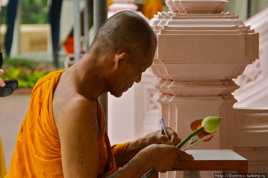 Почему буддистские монахи бреют на голове волосы? Луанг-Прабанг, Лаос