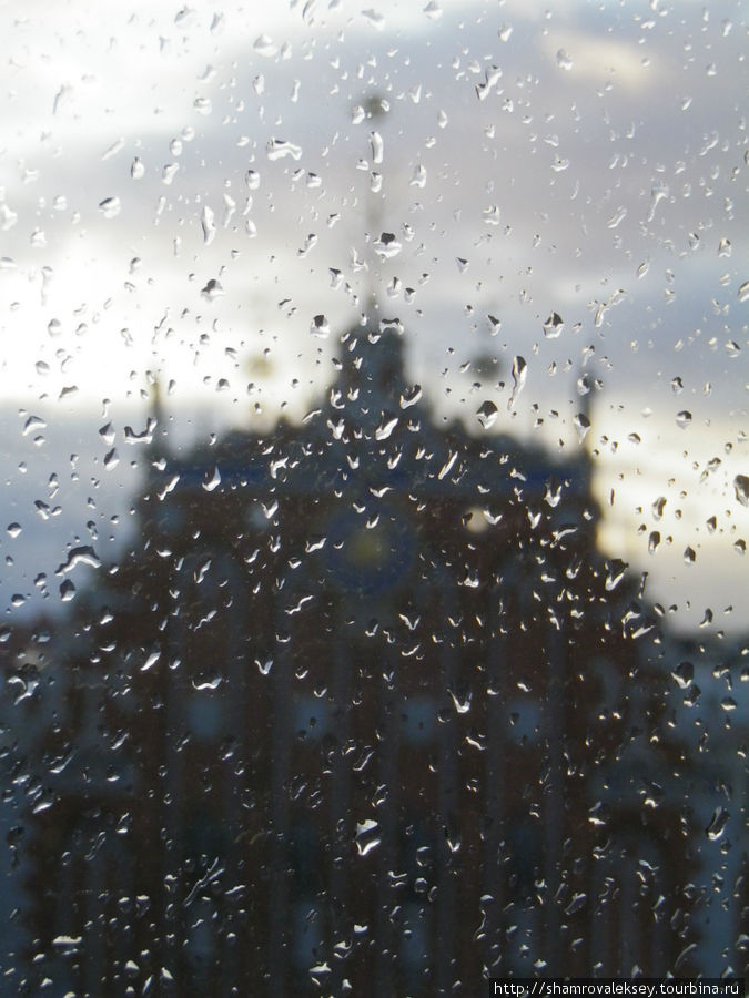 Дождливая Рига сквозь окна Ратуши Рига, Латвия