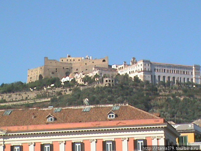 Вид с пл. Плебищито на крепость Кастель Сант Эльмо и бывший картезианский монастырь(справа),сегодня музей Чертоза ди Сан Мартино. Неаполь, Италия