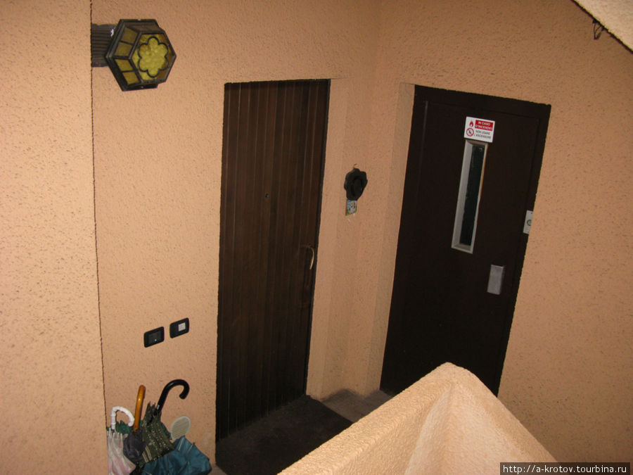 лифт (справа) есть даже в 5-квартирном доме Традате, Италия