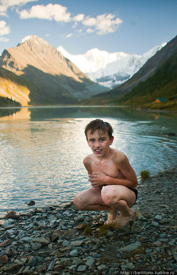 Это мы купаемся в озере после бани. Сын забегал в воду должно быть раз пять!(для справки вода +6) Республика Алтай, Россия