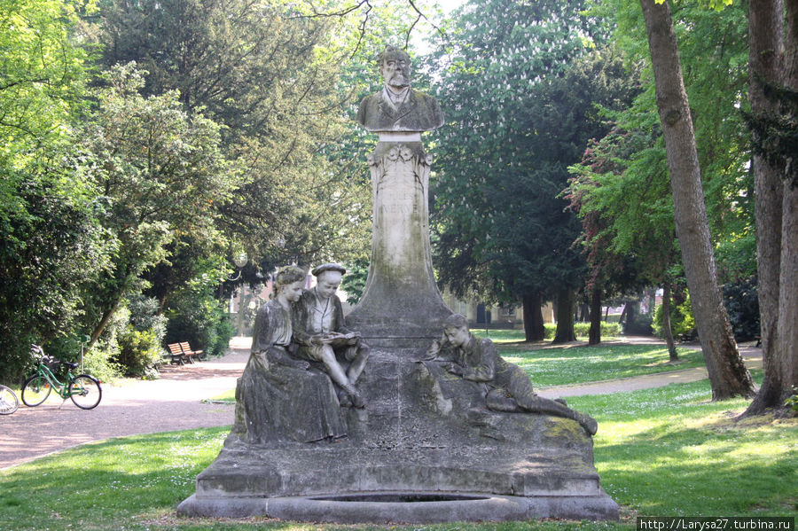 Памятник Жюлю Верну в Амьене, автор Альберт-Доминик Розе.1909. Амьен, Франция