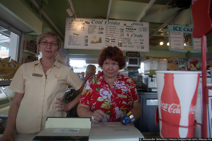 В одном из уличных кафе все продавцы — русские. Ирина (слева) приехала из Украины, а Наталья — из Москвы. Русскоязычных туристов здесь почти нет, но иногда встречаются. Как правило, это русские, переехавшие жить в Америку. Ки-Уэст, CША