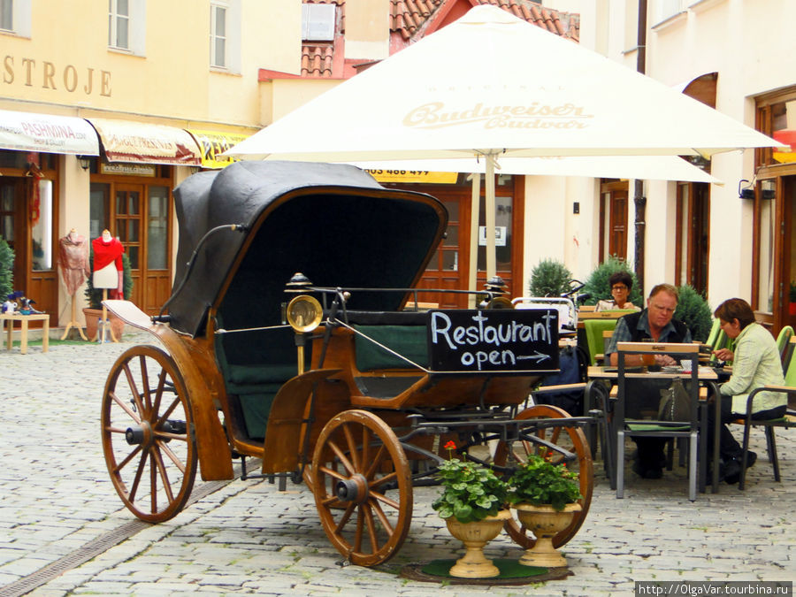 Эти колеса  уже свое отъездили и украшают собою ресторанчик Прага, Чехия