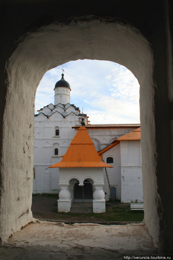 Самая древняя из сохранившихся церквей — Покровская (1619-1620) Старая Слобода, Россия