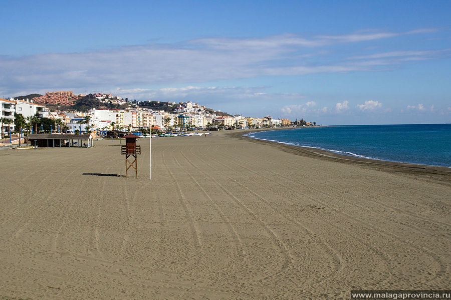 Пляж в черте города Ринкон-де-ла-Викториа, Испания