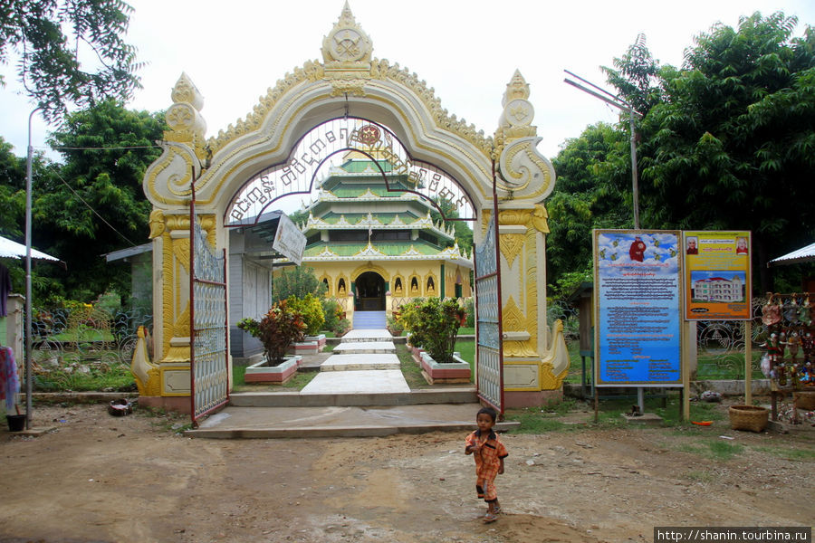 У ворот пагоды Мингун, Мьянма
