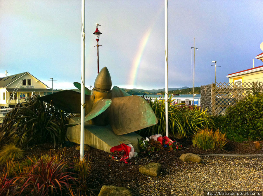 Следующей остановкой был городок Пайхия. Помимо памятника винту с радугой, он интересен тем, что из него отплывают туры в место, называемое Бэй оф Айлендс, или Залив Островов Район Нортленд, Новая Зеландия