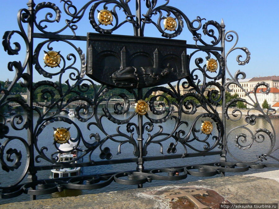 Место на Карловом мосту с которого Ян Непомуцкий был сброшен в реку. Прага, Чехия