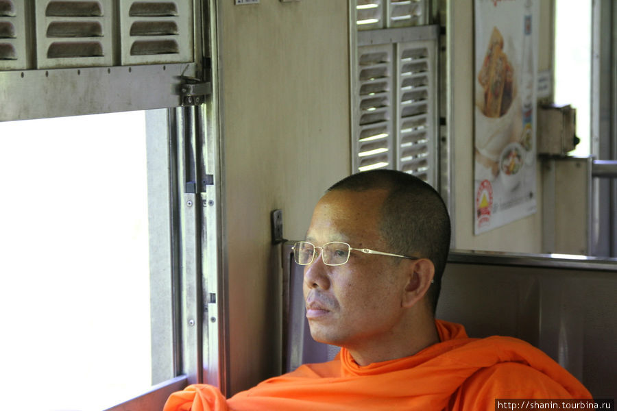 Монахи тоже путешествуют на поездах Кхао-Яй Национальный Парк, Таиланд