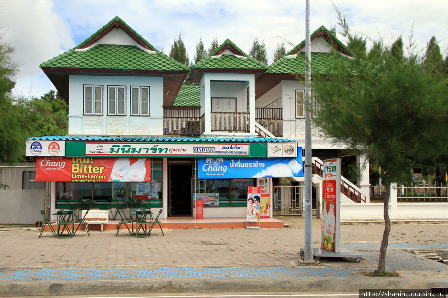 Променад по берегу моря Прачуап-Кхири-Кхан, Таиланд