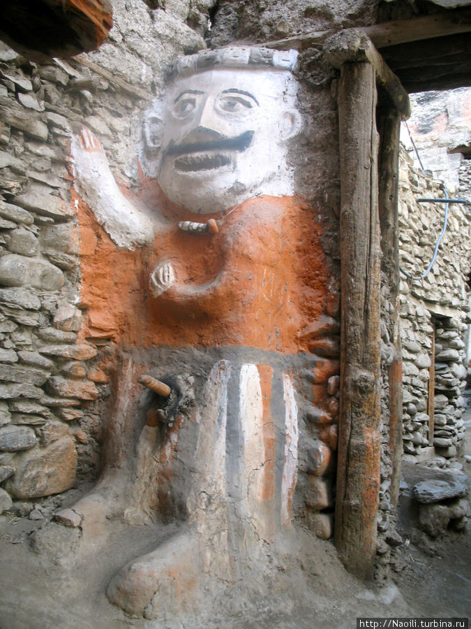 Статуя около молитвенной стены Кагбени, Непал