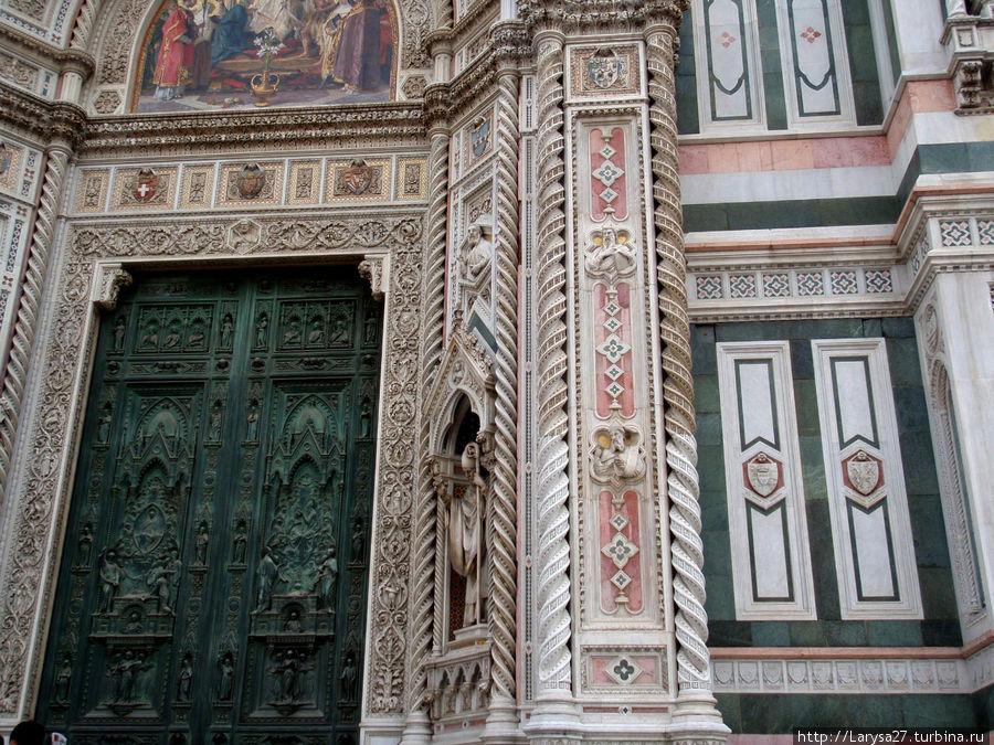 Здесь хорошо видно справа от портала — первый герб Павла Демидова Флоренция, Италия