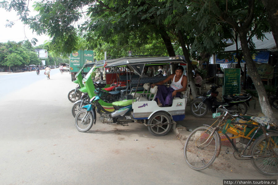 Стоянка тук-туков на центральной улицы у автовокзала Монива, Мьянма