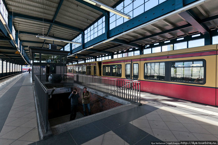 Железнодорожная сеть берлинской городской электрички длиной 331 км содержит 165 станций. Используются электропоезда с питанием от контактного рельса с постоянным током напряжением 750В. Поезда шире, чем поезда U-Bahn широкого профиля. Среднее расстояние между станциями и средняя скорость движения значительно превосходят эти показатель для U-Bahn. Берлин, Германия