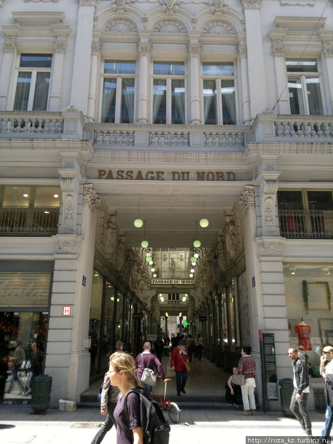 Мимо галереи с всевозможными магазинами Брюссель, Бельгия