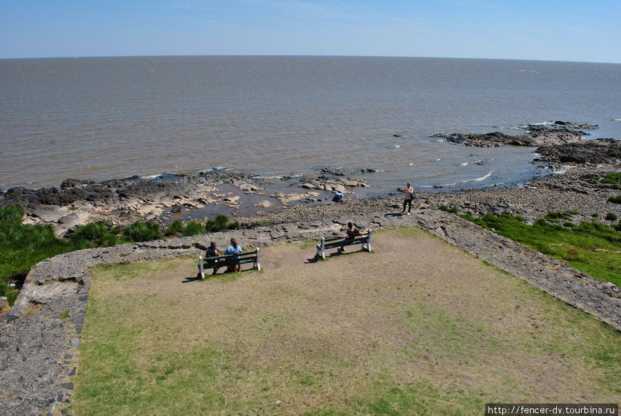Даже лавочки поставили для удобного любования пейзажем Колония-дель-Сакраменто, Уругвай