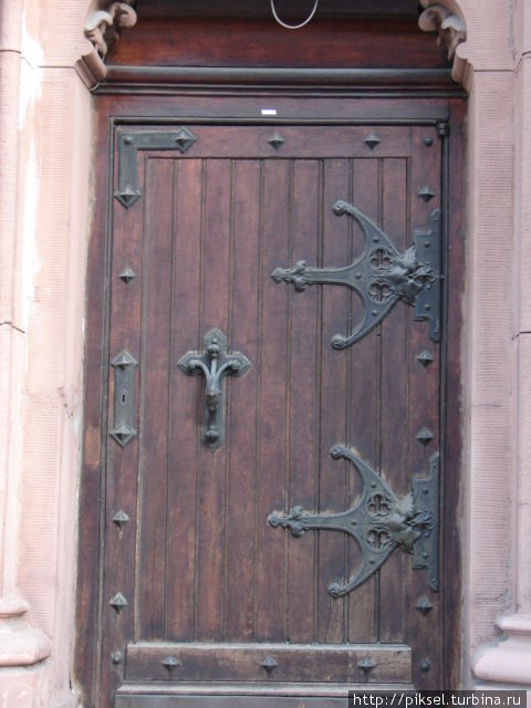 Двери центрального входа и боковых порталов — массивные, дубовые, в готическом стиле со специальной фигурной ковкой и резбою на дереве