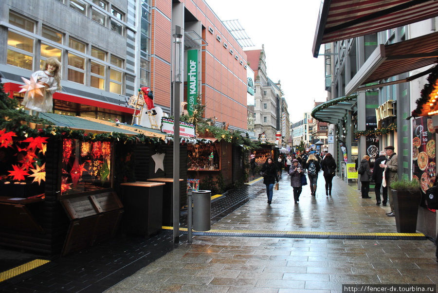 Снега еще нет, но даже дождь не портит праздничную атмосферу Лейпциг, Германия