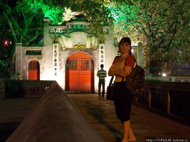 Ворота на красный мост Ханой, Вьетнам