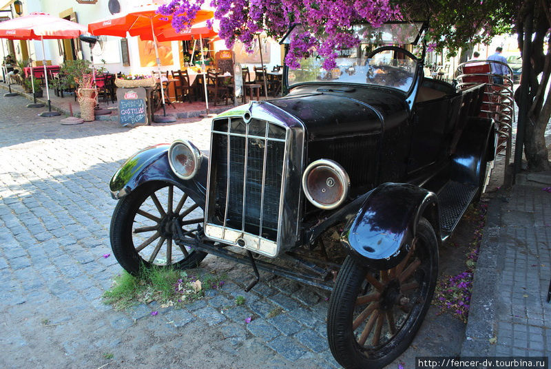 На улицах огромное количество старых Фордов Колония-дель-Сакраменто, Уругвай