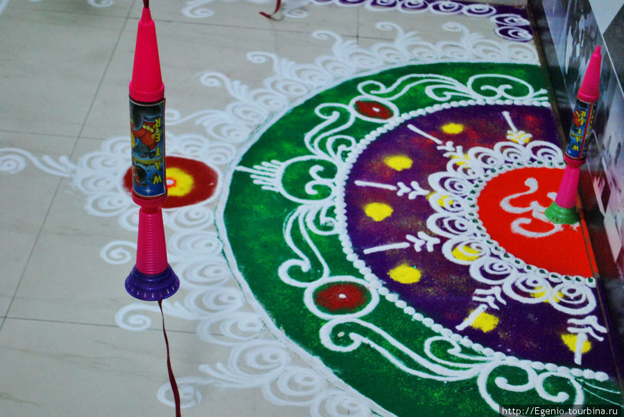 мандала в офисе, нарисованная специально на Холи Пуна, Индия