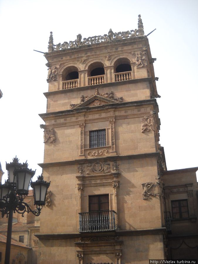 Одна из башен дворца Саламанка, Испания