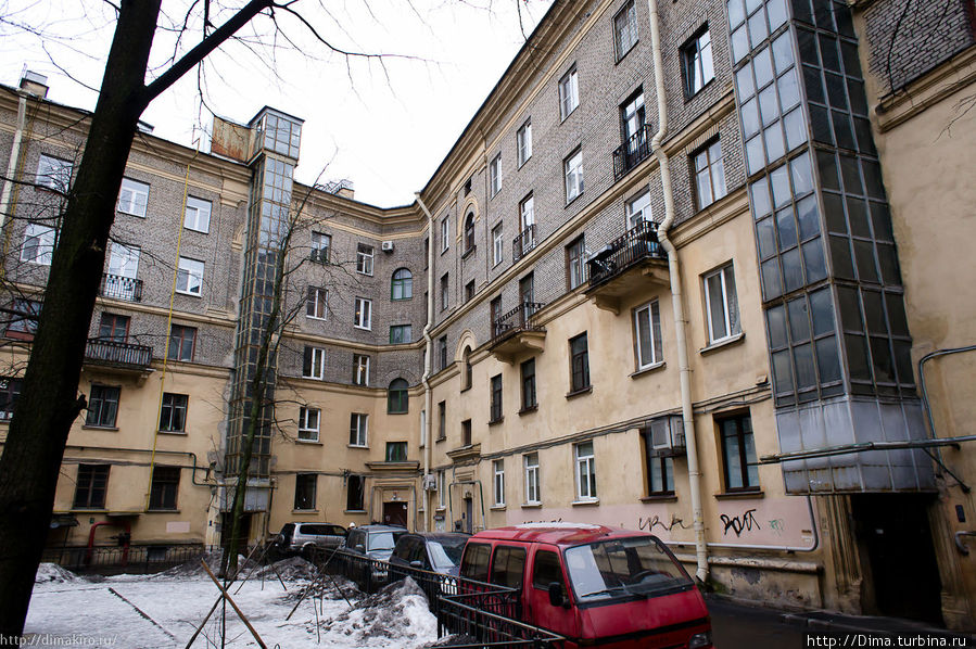 Кажется, эти дома помнят Сталина, ну или Хрущова. В общем, они какие-то «московские». Санкт-Петербург, Россия