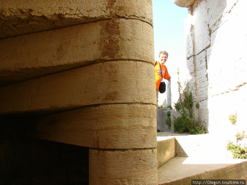 Каменная винтовая лестница, из-за угла выглядыват Валерий Шанин Хаваш, Сирия