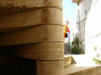 Каменная винтовая лестница, из-за угла выглядыват Валерий Шанин