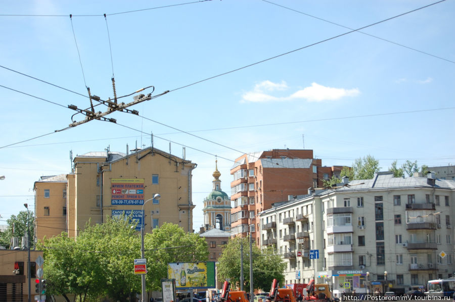 воон там, между домов видно желтенькую колокольню. Москва, Россия