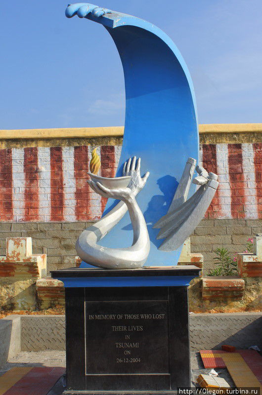 В память о погибших в цунами Каньякумари, Индия
