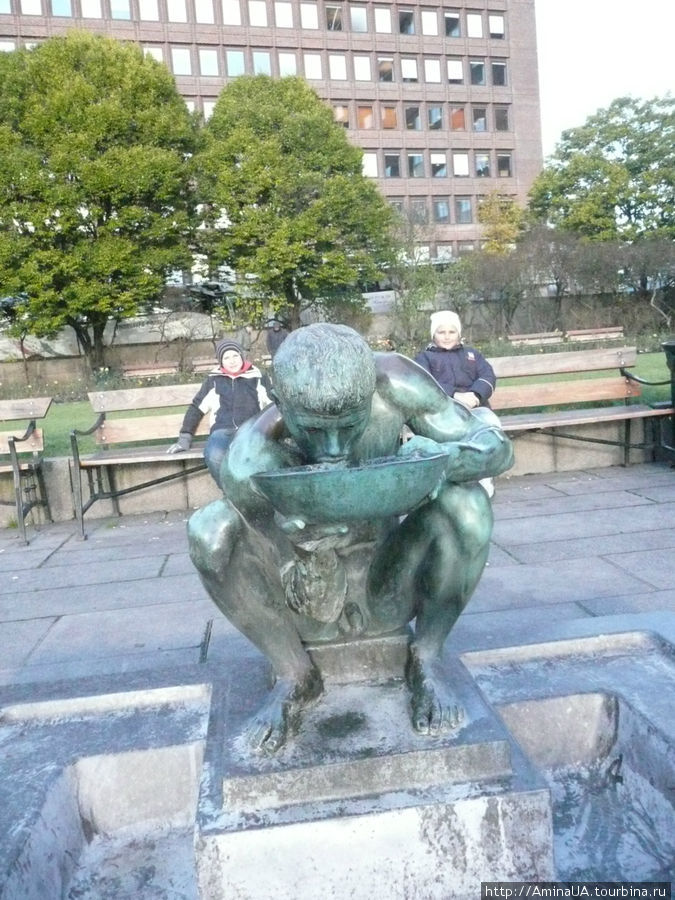 скульптуры НЮ в Осло повсюду, даже у ратуши Осло, Норвегия