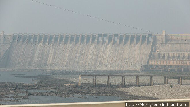 Огромная плотина на озере в середине Индии Штат Андхра-Прадеш, Индия