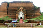 При желании в пагоду можно войти (только со стороны реки) и увидеть внутри маленький храм с Буддой