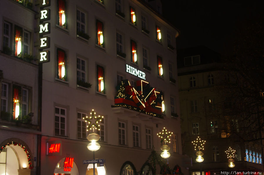 Дорогой мужской магазин в праздничной иллюминации Мюнхен, Германия