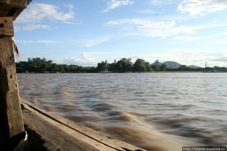 Вид из лодки на реку Чиндвин Монива, Мьянма