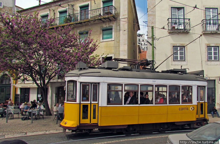 Заметно, что рейс 28 практически полностью используется туристами (лица в окнах) Лиссабон, Португалия