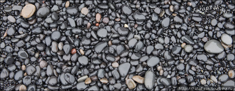 Почти весь пляж покрыт такой галькой. Сколько веков понадобилось океану, чтобы отшлифовать камни, практически идеальной формы и поверхности... Вик, Исландия