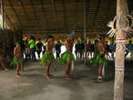 Взамен индейцы танцуют нехитрый танец под дуделки и барабан