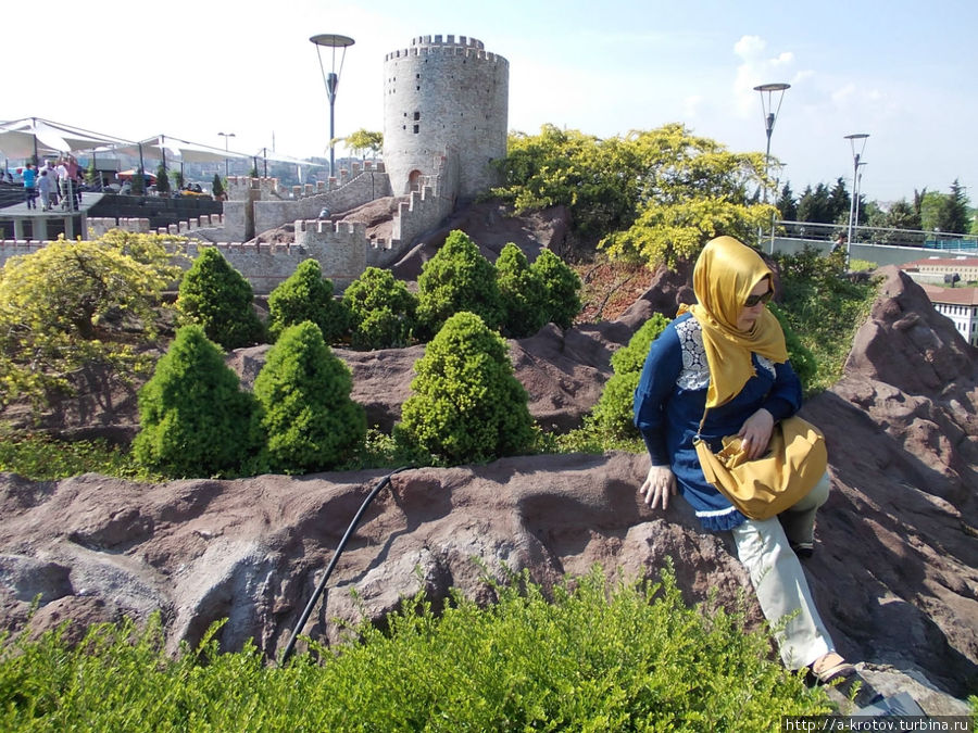 фотографируется на фоне крепости Румели Хисары. Деревья тоже высажены миниатюрные Стамбул, Турция
