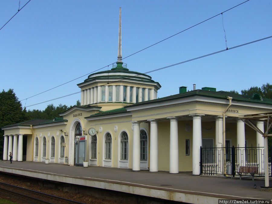 Это не тот вокзал, где давал концерты И.Штраус. Тот не сохранился, — на его месте в Павловском парке памятный камень.