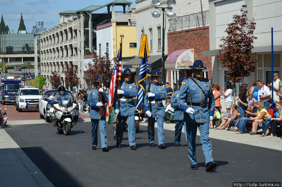 Представители полиции штата Вашингтон. Это парадная форма полицеских, но каждодневная очень схожа с этой формой. Видела полицейских в этой форме, патрулирующих дорогу и останавливающих водителей за нарушения. Бремертон, CША