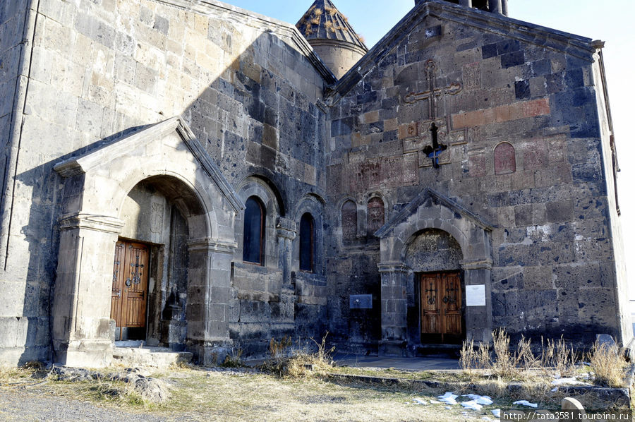 Книгохранилище Сагмосаванка, возведенное в 1255 году при князе Курде Вачутяне, принадлежит к числу редких по назначению и оригинальных по композиции сооружений Армении.