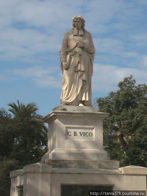 Памятник Джамбаттисту Вико-крупнейший итальянский философ. Неаполь, Италия
