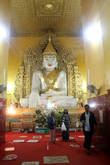 У статуи Мраморного Будды паломники и по ночам, а не только днем
