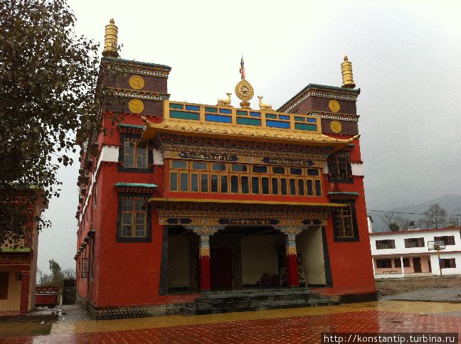 Монастырь в Тибетском поселении Бир Штат Химачал-Прадеш, Индия