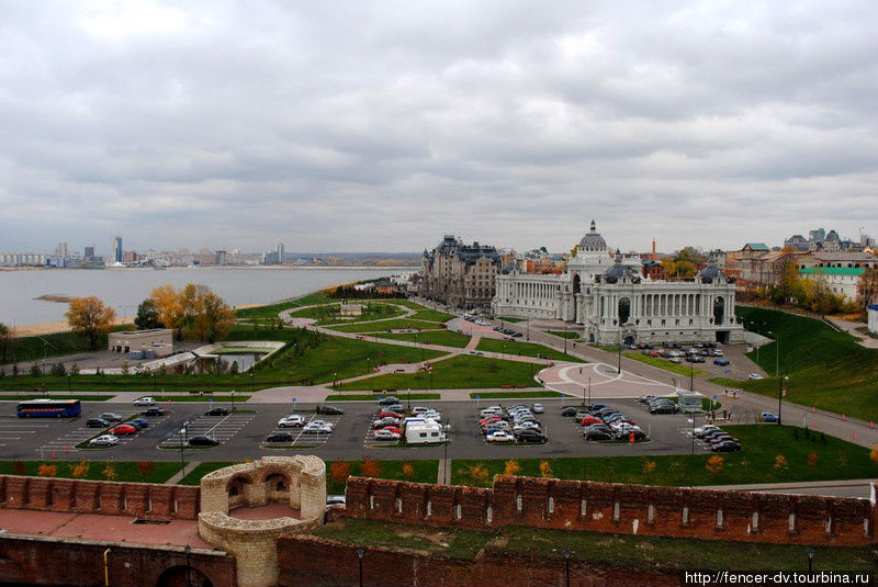 Зубчатые стены Кремля на фоне небезызвестного дворца землевладельцев Казань, Россия