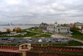 Зубчатые стены Кремля на фоне небезызвестного дворца землевладельцев